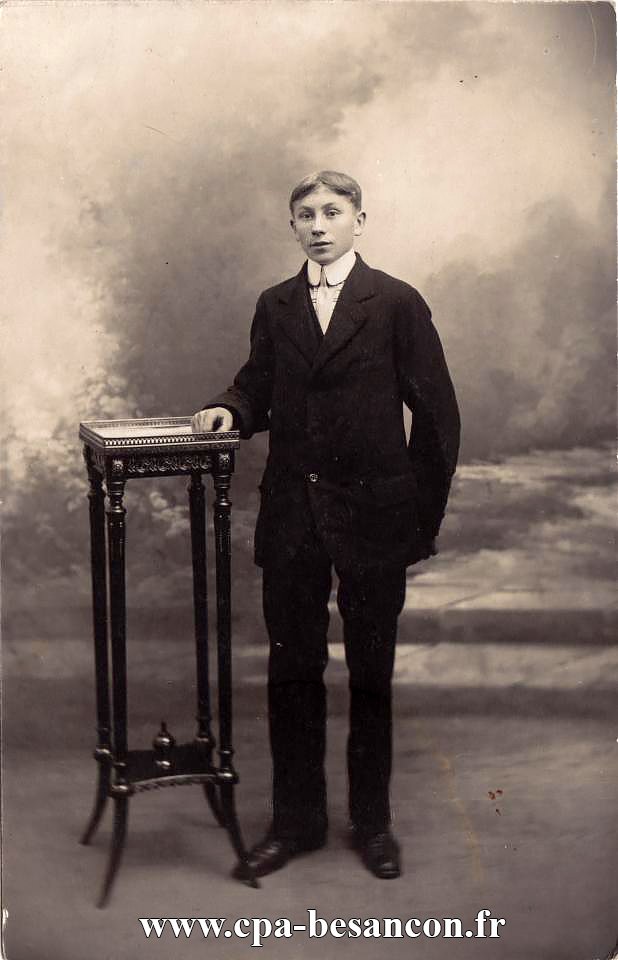 BESANÇON - Portrait de jeune homme